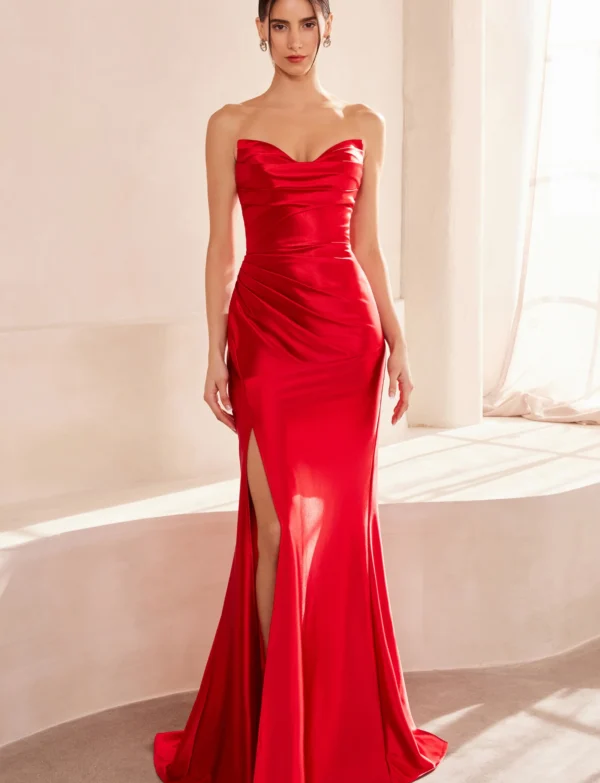 Vestido sirena en satén stretch con pliegues y abertura lateral